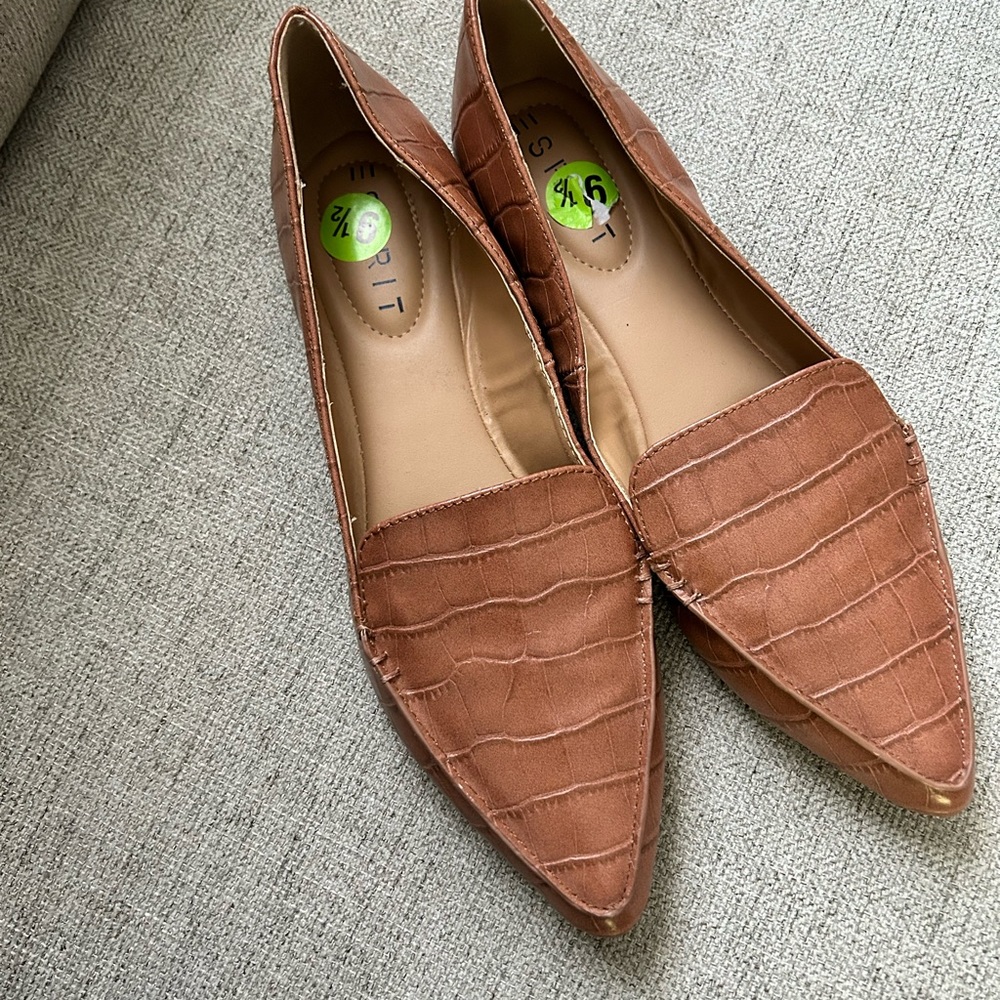 Textured tan E Spirit flat size 9.5.